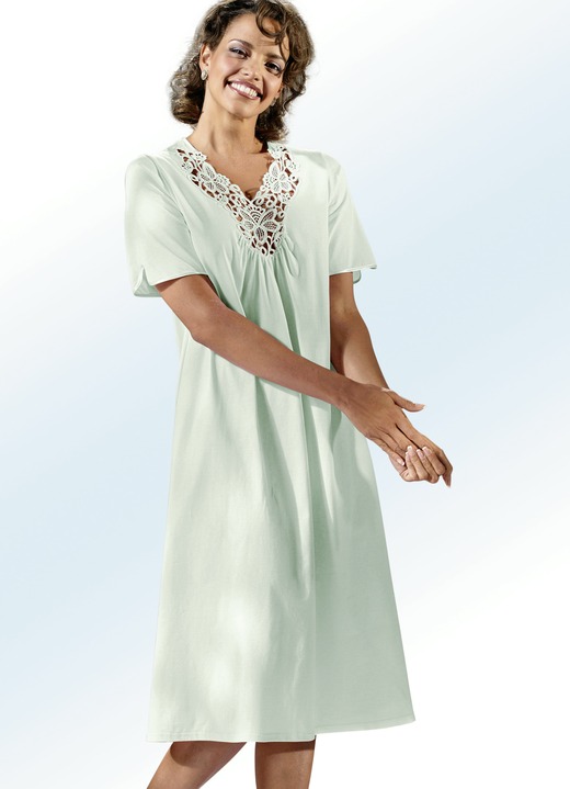 Korte mouw - Nachthemd, korte mouwen met kant aan de V-halslijn, in Größe 038 bis 056, in Farbe LINDENGROEN Ansicht 1
