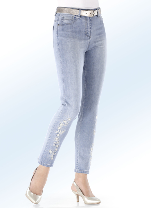 Broeken - Elegante jeans met borduurapplicaties en strass steentjes, in Größe 017 bis 052, in Farbe LICHTBLAUW Ansicht 1