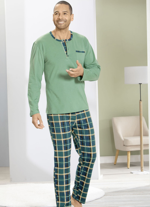 Pyjama's - Pyjama met contrasterende bies op de knoopsluiting en borstzak, in Größe 046 bis 060, in Farbe DONKERGROEN-GROEN-GEEL Ansicht 1